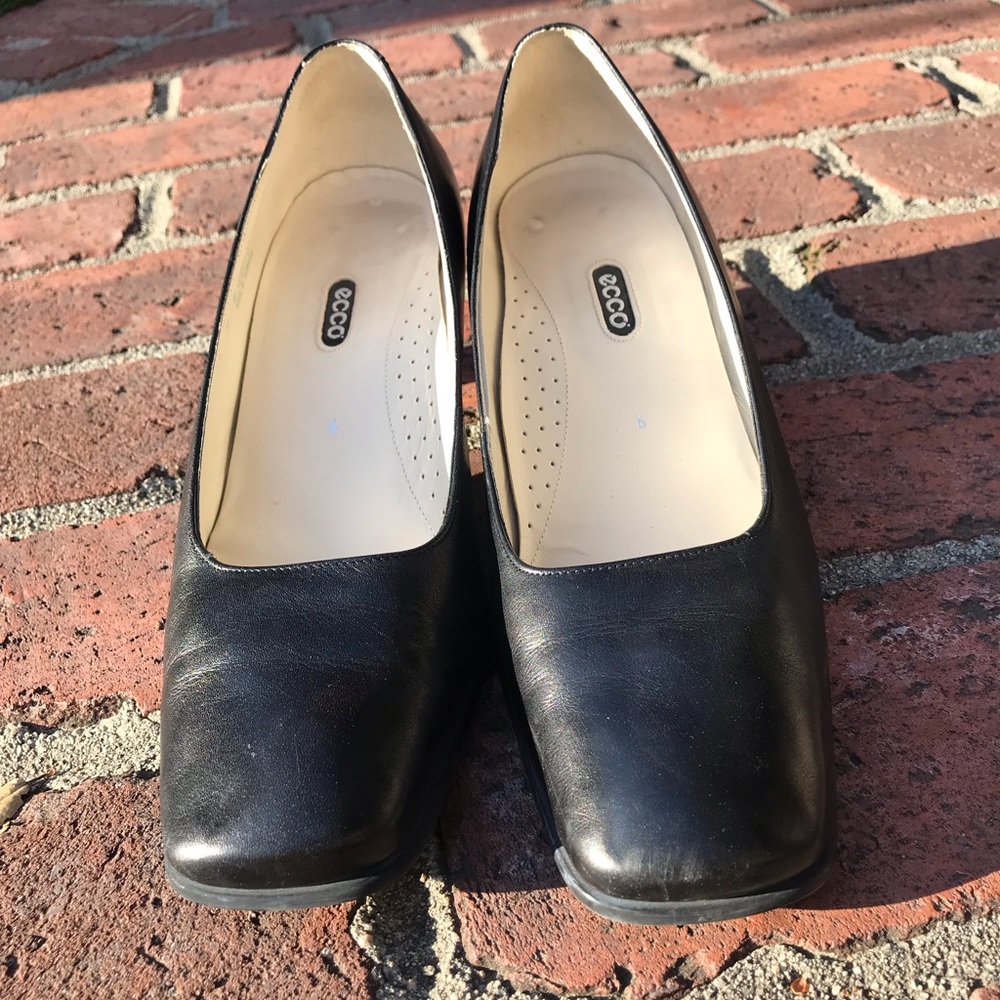 Women’s black Ecco heels